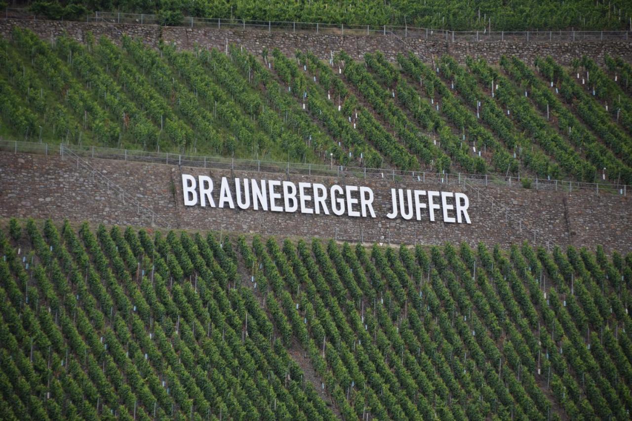 The Wine Cellar In The Old Gemeinde House Brauneberg Exterior foto